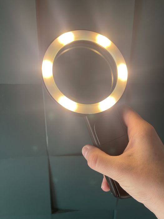 Лупа з підсвіткою 30 x 18 led