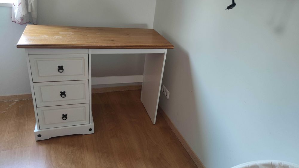 Mesa de escritório em madeira com três gavetas: comprimento de 105 cm, largura de 48 cm e altura de 80 cm.