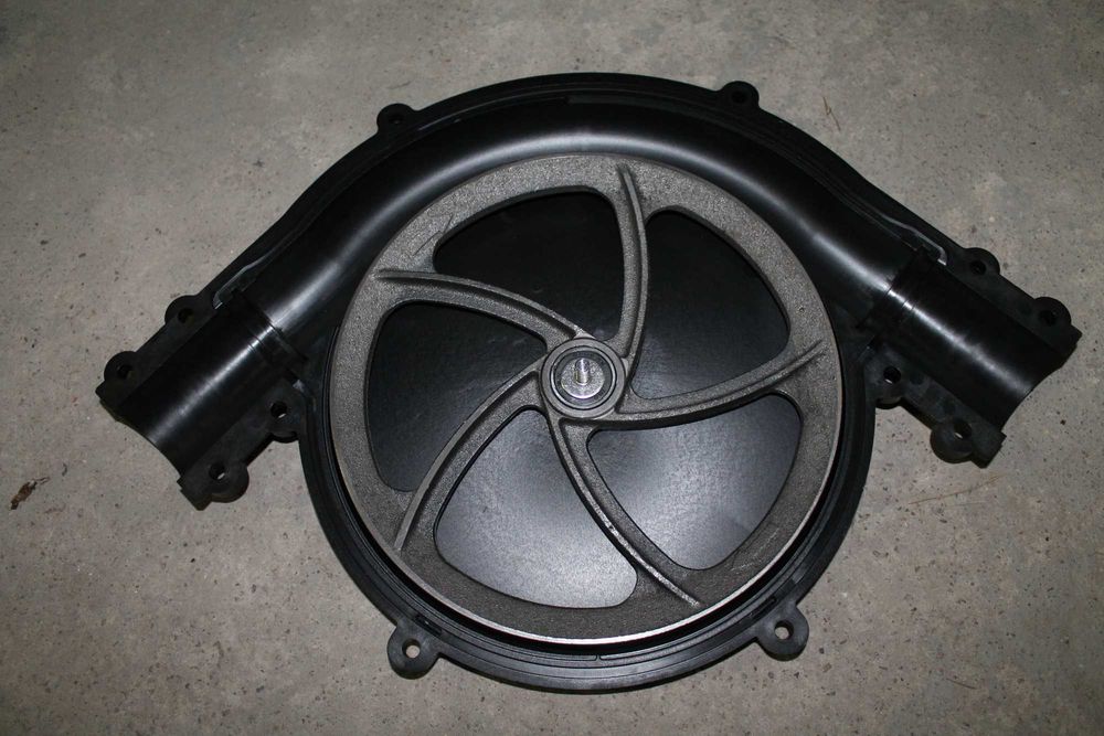 Kolanko /narożnik/ do paszociągu koralikowego fi 60 z żeliwnym kołem