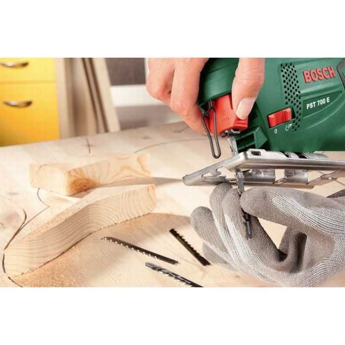 Лобзик Bosch PST 700 E ( 06033A0020 )