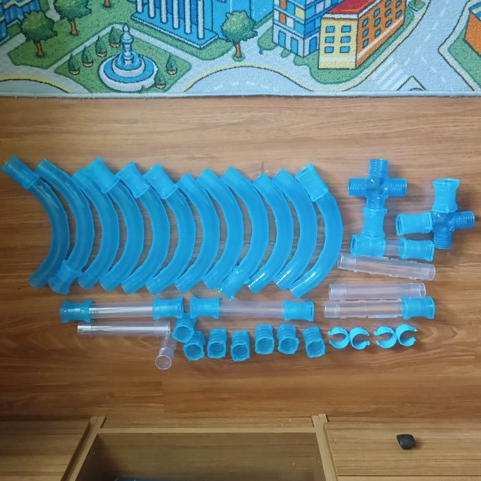 Трек в трубі з машинками, які світяться