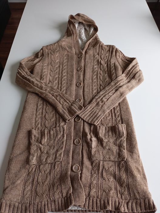 Długi ocieplany sweter na guziki