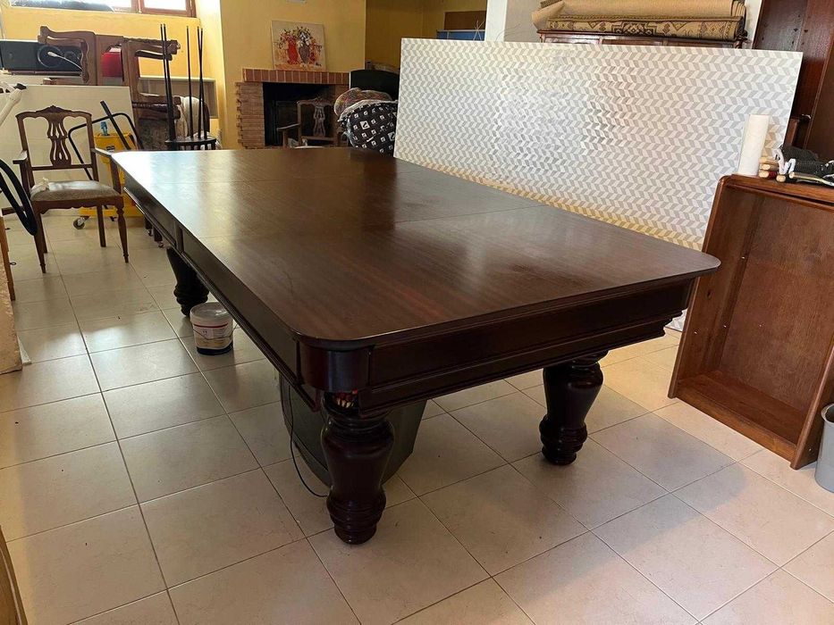 Mesa de Snooker/Bilhar com tampo em madeira e suporte tacos