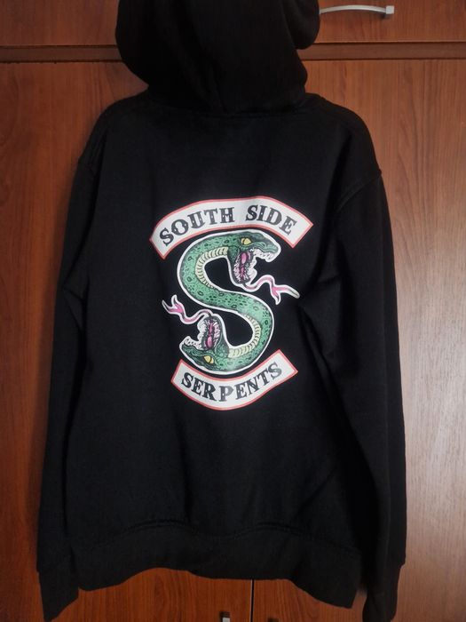 Czarna bluza z kapturem Z logo South Side Serpends z serialu "Riverdal