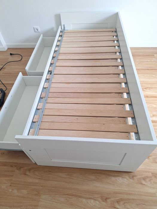 Cama solteiro com arrumação