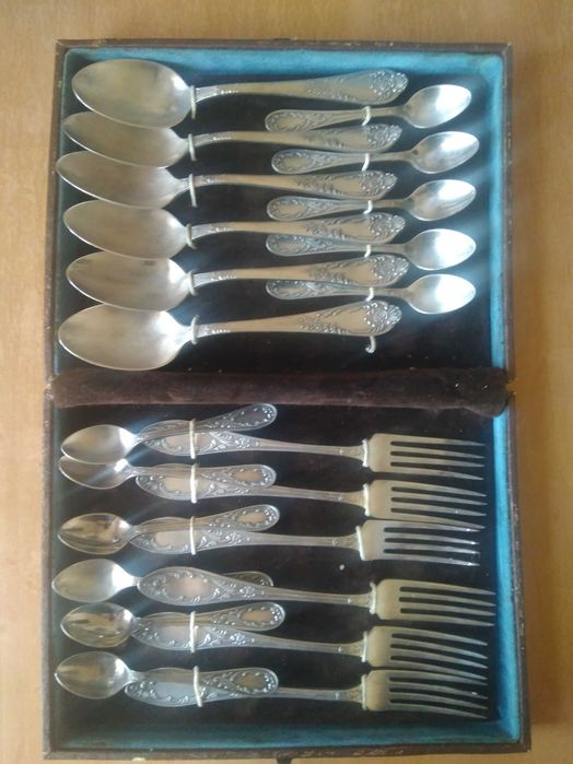 Антикварный мельхиоровый набор столовых приборов: ложки ножи вилки