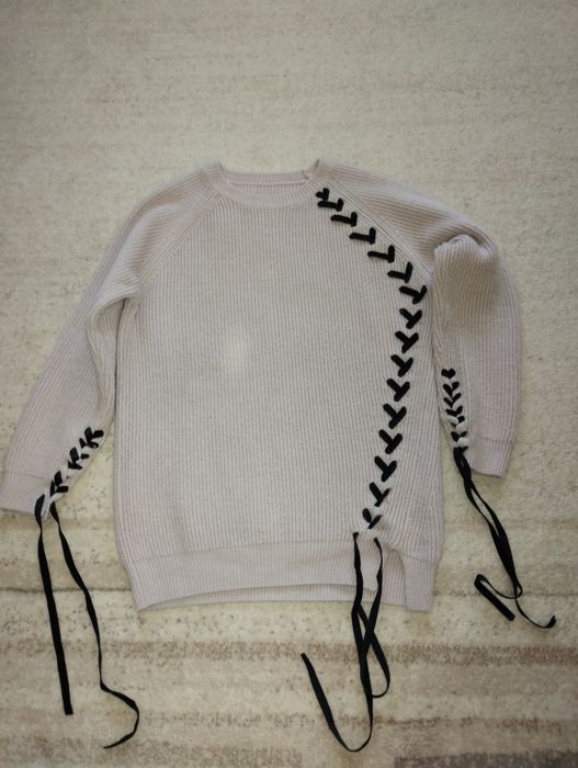 Niecodzienny damski sweter.
