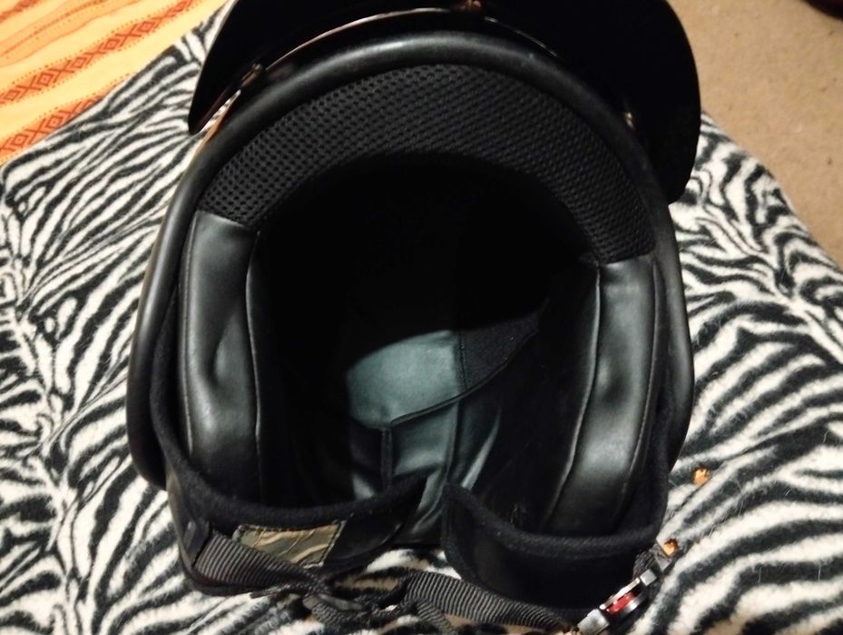 Capacete aberto usado
