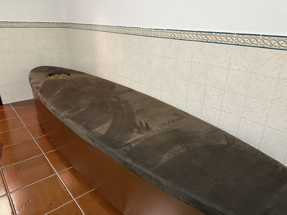 Banco com buraco para arvore em pele 350x90