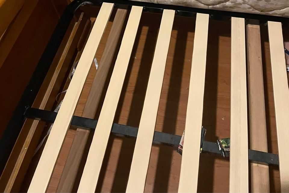 Cama e Móvel ( Escrivaninha)