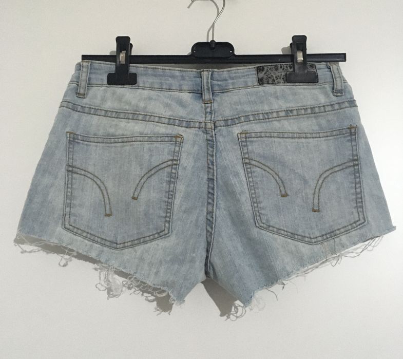 Calções ganga com tachas