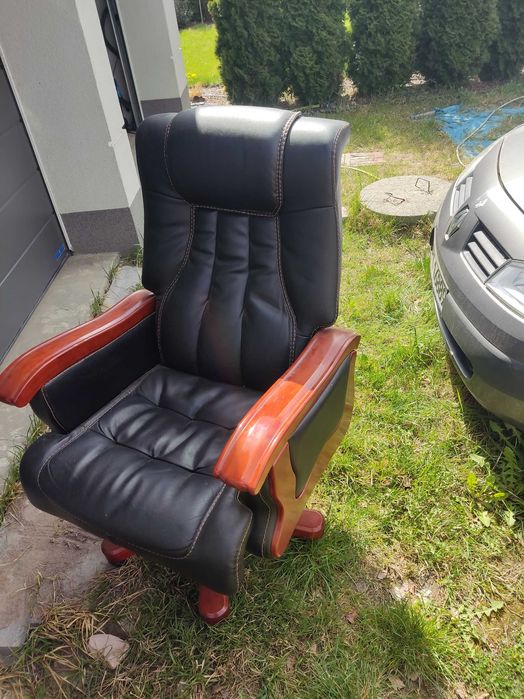Uszkodzony elegancki fotel biurowy.