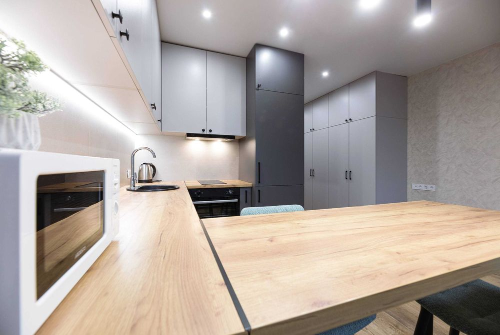 Подобова оренда студії, біля метро, Бажана 17Б. Є укриття.