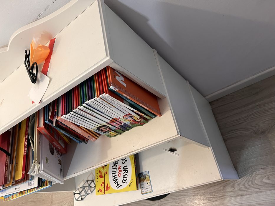 Estante livros criança