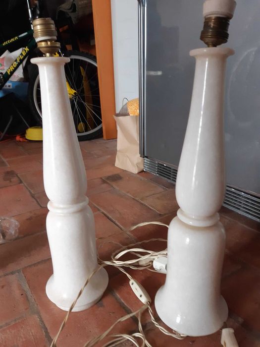 Candeeiros em mármore branco