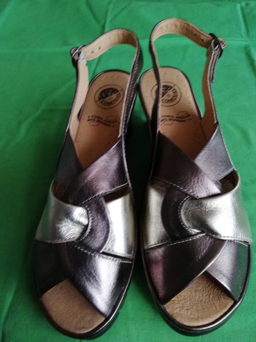 sandálias novas em pele.