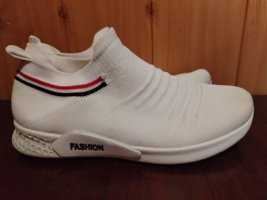 Кросівки білого кольору