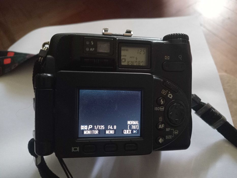 Продам цифровий фотоапарат Nikon Coolpix 5000 50% рабочий + аксесуари