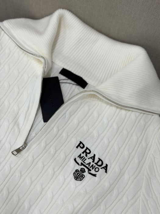 Кофта від бренду PRADA