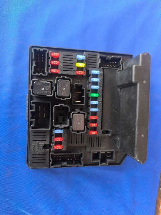 Блок запобіжників Nissan Qashqai X-Trail 2.0d 2006-2014 284B7JD00B
