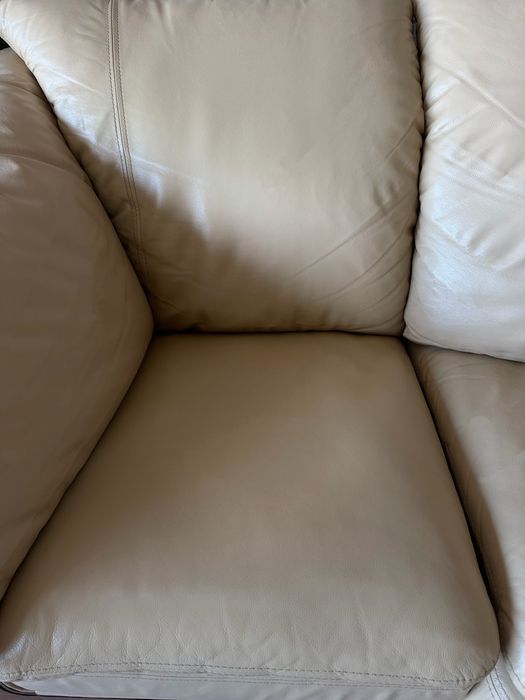 Шкіряний кутовий диван .Кут міняється.Стан ідеальний.