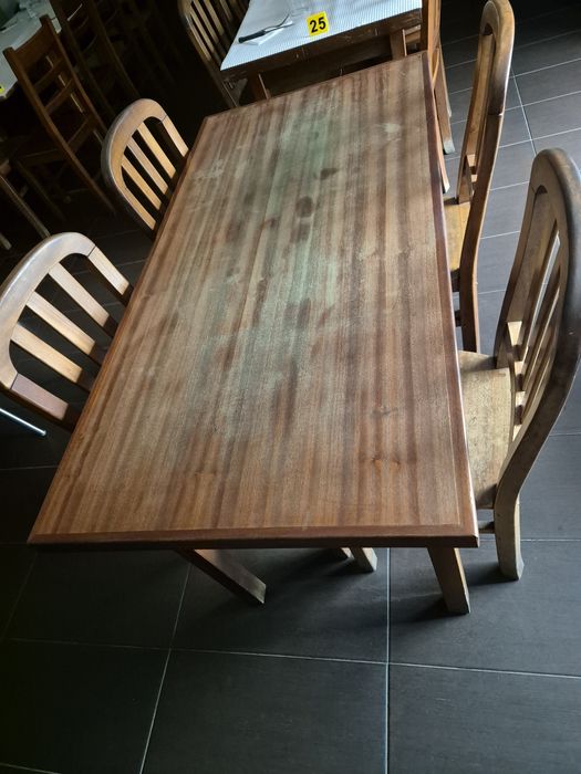 Conjunto de mesas e cadeiras