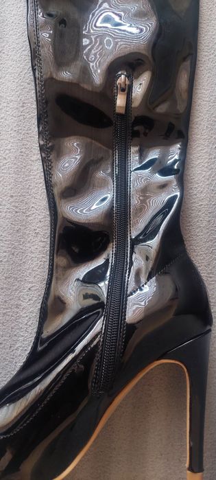 Lakierowane kozaki open toes