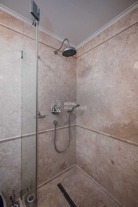Продаж 3-кімнатної квартири Київ ЖК Космополітен 117 м² 9 поверх преміальний ремонт меблі з масиву дерева паркетна дошка охорона