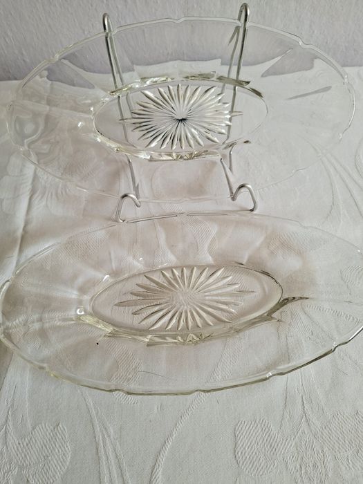 Dwa talerze podłużne