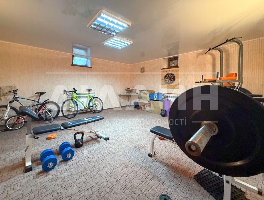 Гарний будинок на Правому 350 м2 , 16 сот