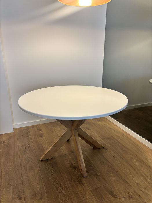 Mesa jantar redonda com cadeiras