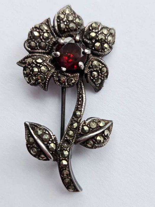 Srebrna Broszka Kwiatek – Markazyty i Granat (8,2g)