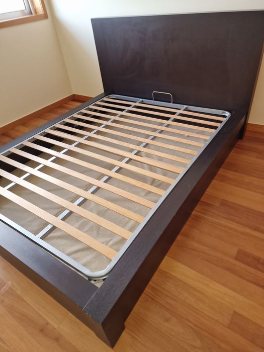 Cama e duas mesinhas de cabeceira em wengué