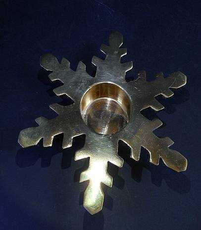 Три латунных подсвечника в форме снежинок