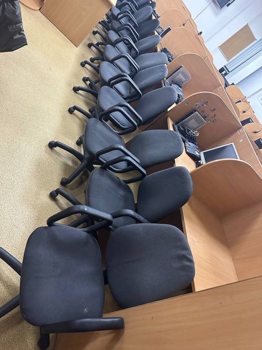 Розпродаж офісних крісел, крісел керівника, менеджера, конференц-крісел та стільців — велика кількість, б/в