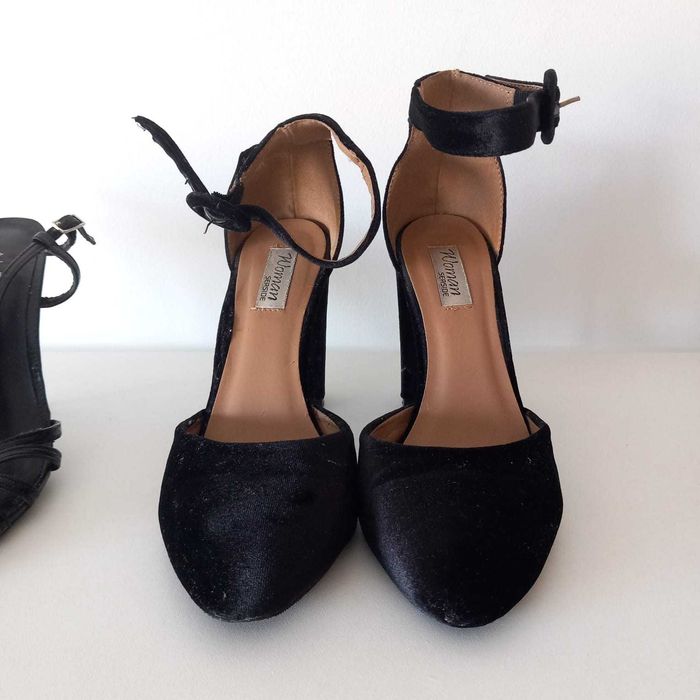 2 pares de sandálias bem estimadas