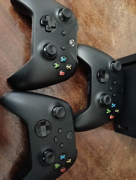 Xbox series X completo, 3 comandos e 4 Jogos