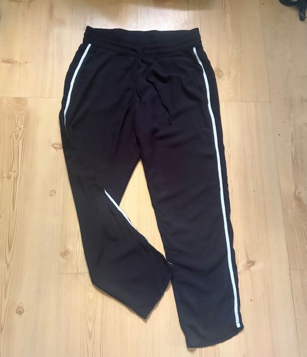 Luźne spodnie dresowe wiskoza joggers z kieszeniami czarne basic