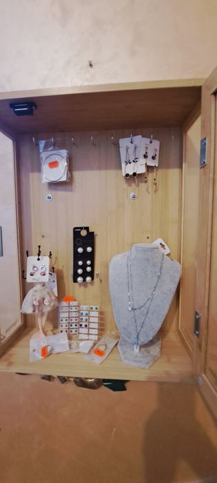 Gablota ze szkła z biżuteria