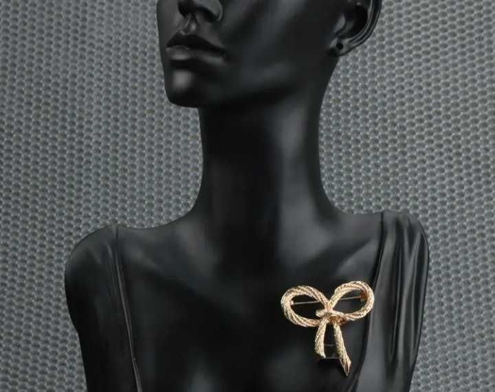 Elegancka broszka z emaliowana kokarda