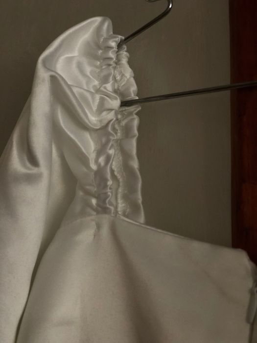 Біла сукня з щільного атласу