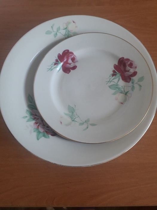 Тарелки от столового сервиза.