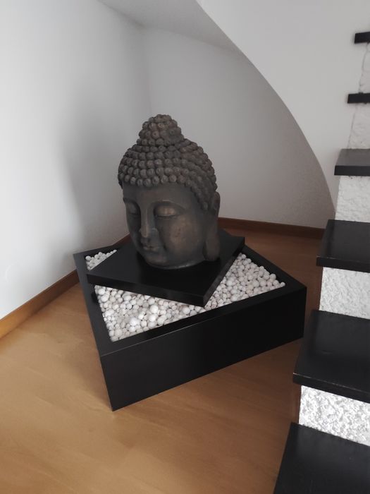 Cabeça de Buda com base