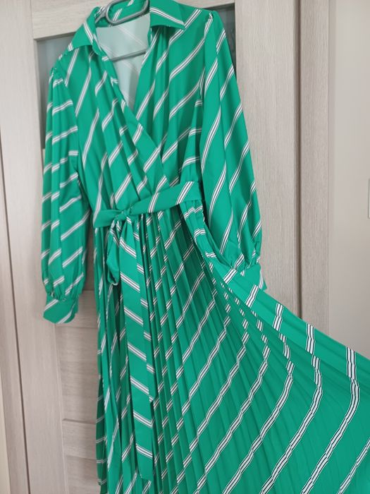 Piękna zielona plisowana sukienka 44