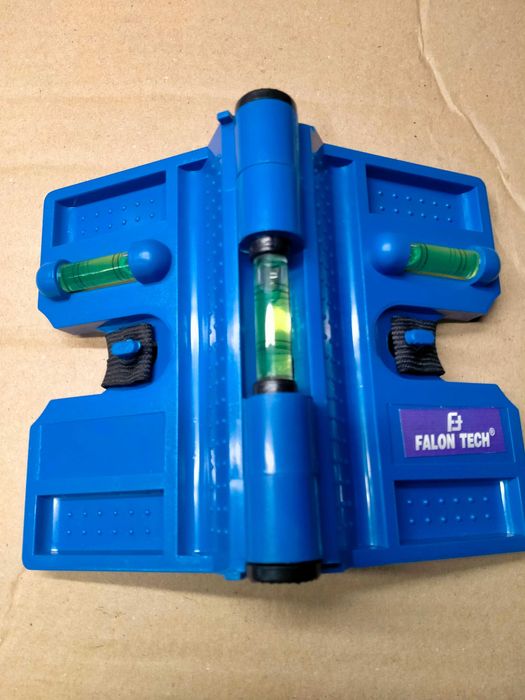 Poziomica z magnesami do osadzania słupków