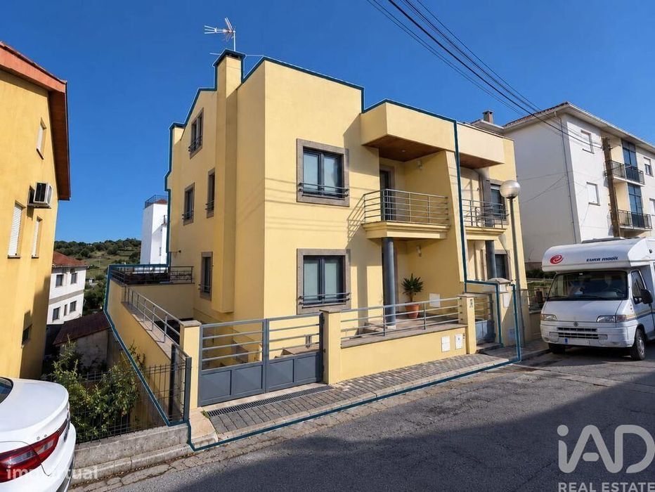 Moradia geminada T3 em Santa Comba Dão e Couto do Mosteiro de 171 m2
