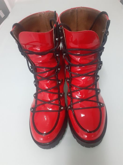 Botas vermelhas verniz marca eureka.
