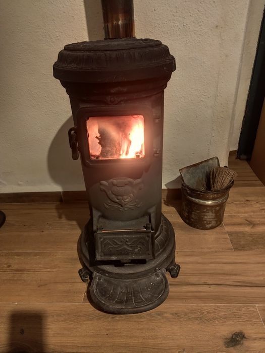 Salamandra Oliva , mais cesto para lenha e Acessórios de limpeza