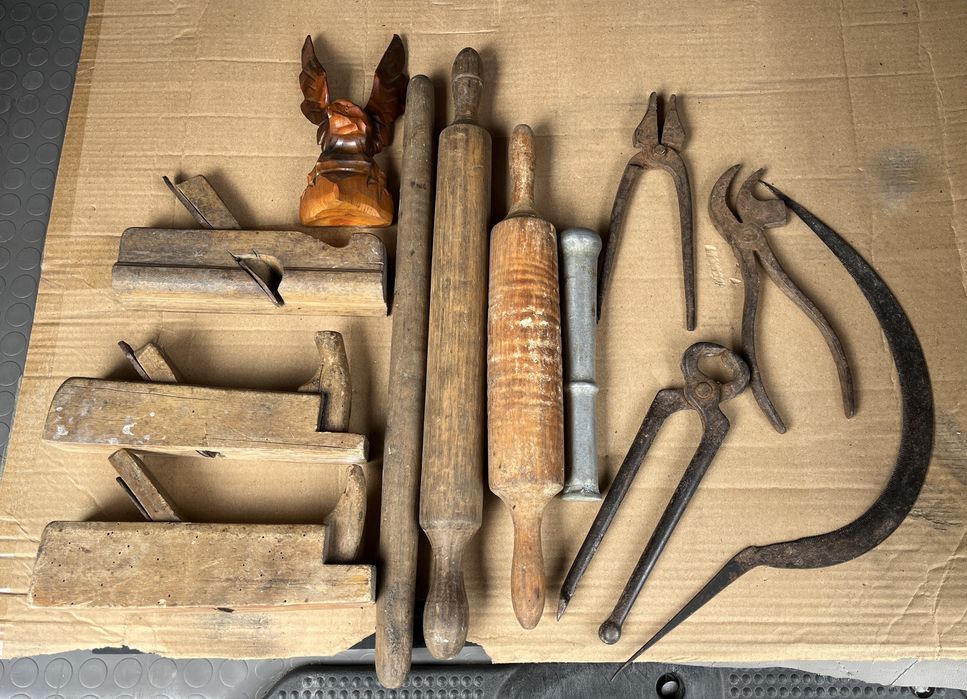 Старі речі (серпи, картини, рубанки, рамки і т.п.)