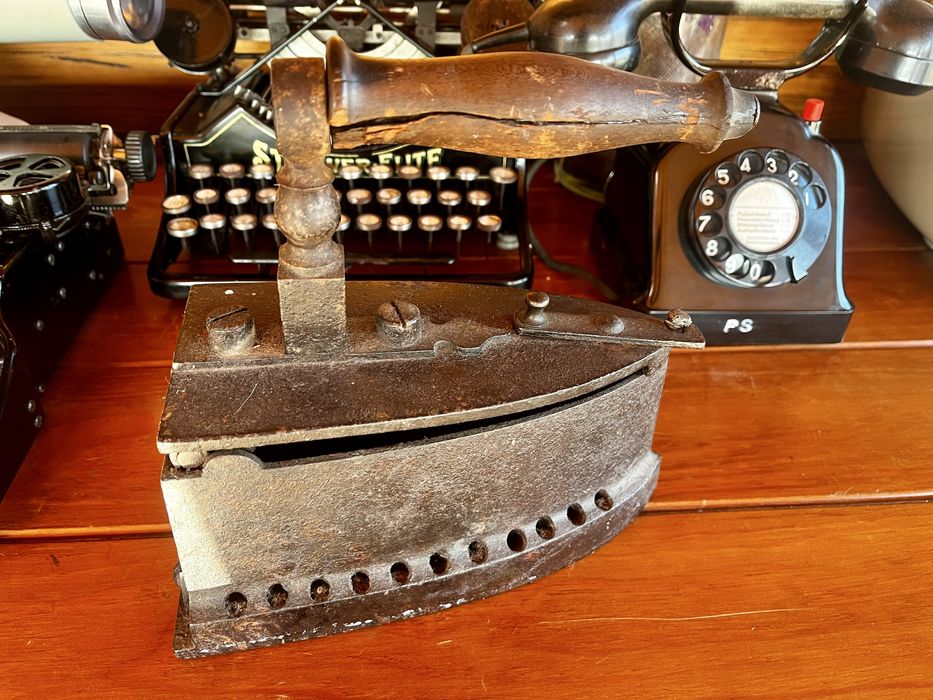 Antigo ferro de engomar